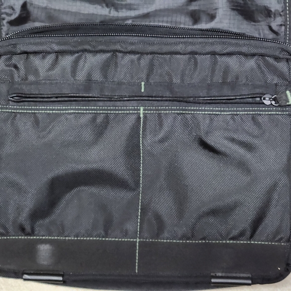 Targus Unofficial Messenger Case fits 16 inch Laptop Colors Black & Green - Picture 14 of 15